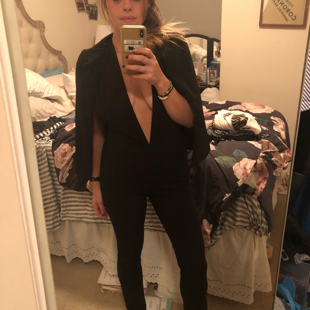 🎉2xHP🎉 NWT deep V cut pants suit w a cape